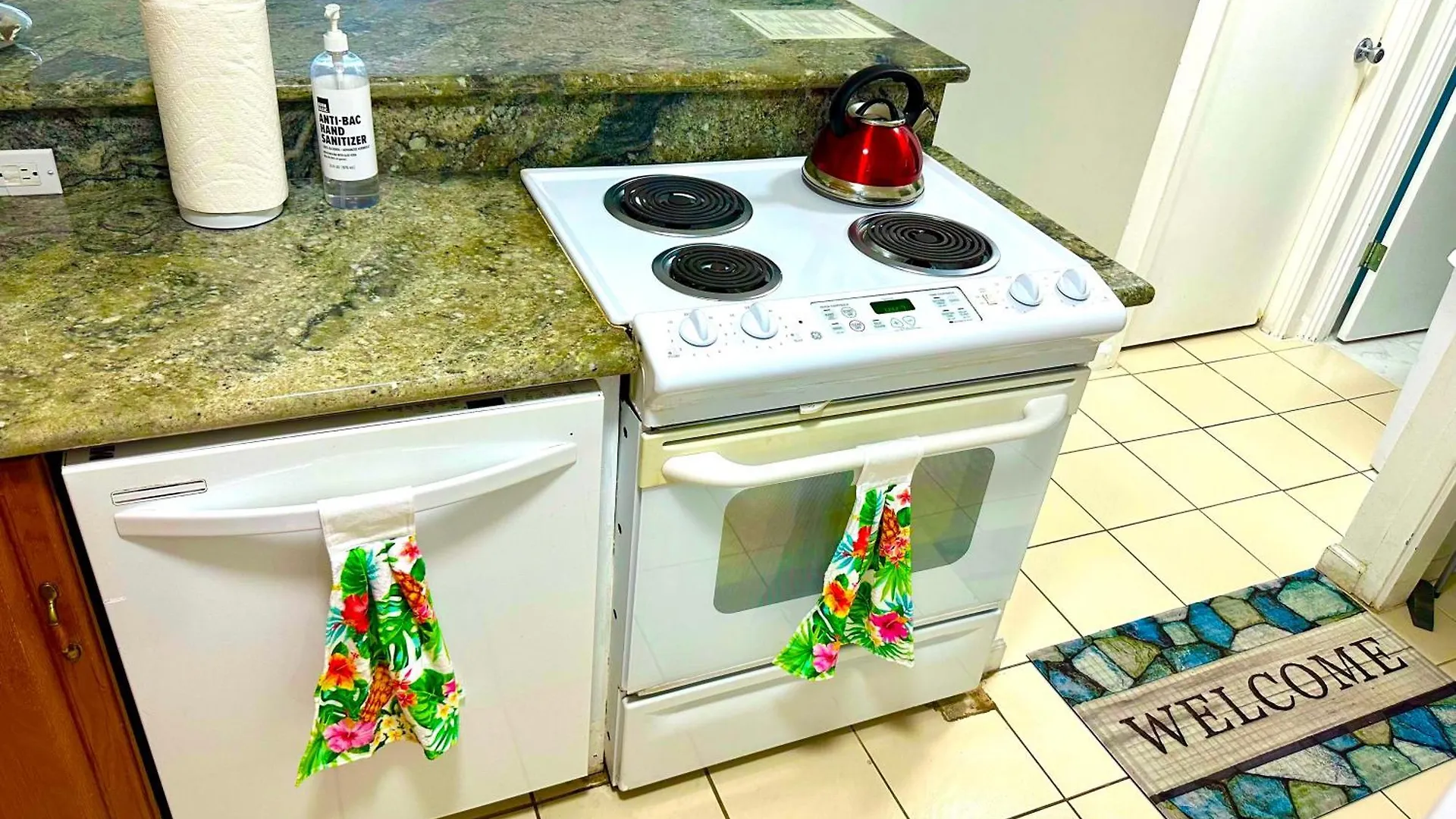 Waikiki 2 Bedrooms, 1 Bath, Free Parking, Sleep 6 Honolulu