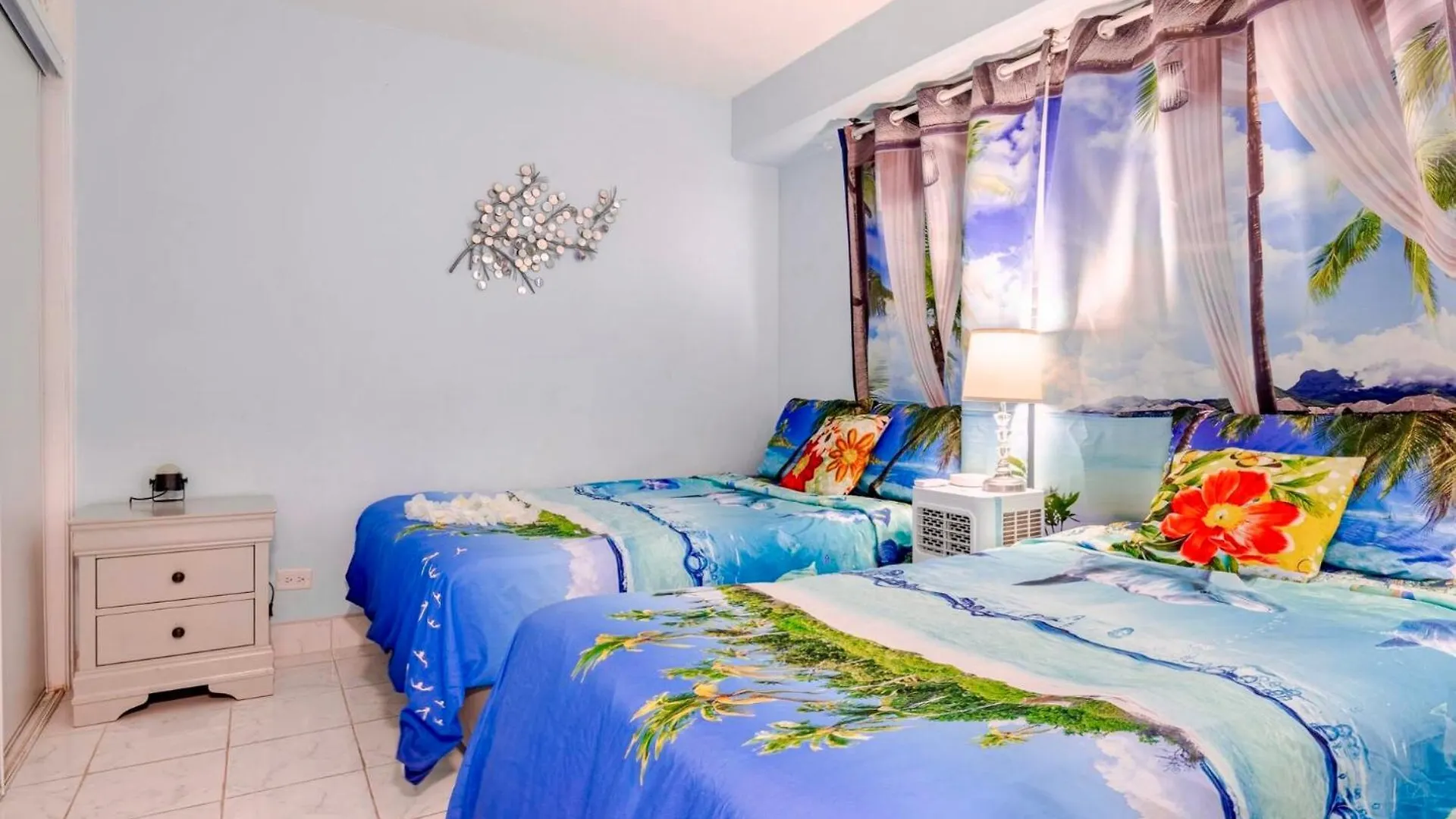 Waikiki 2 Bedrooms, 1 Bath, Free Parking, Sleep 6 Honolulu United States